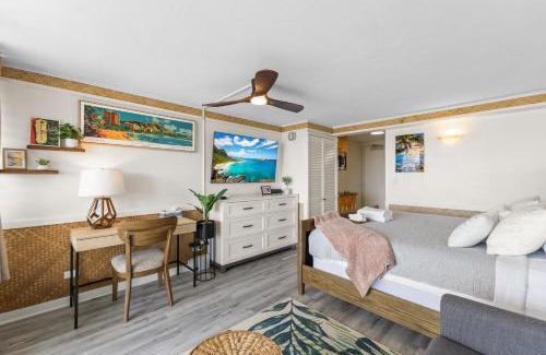 Waikiki Apartment | Hale Nalu Waikīkī Studios Ocean View King Size Bed