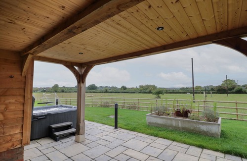 Peopleton Cottage | HALLGARTH FARM HOLIDAY LODGE, pet friendly, with hot tub in Peopleton