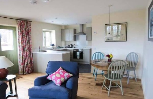 Boraston Cottage | HAM'S HOUSE, romantic, with open fire in Milson