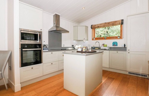 Barnsdale Cottage | HAMBLETON, pet friendly, with open fire in Exton, Rutland