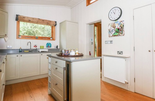 Barnsdale Cottage | HAMBLETON, pet friendly, with open fire in Exton, Rutland