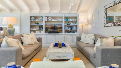Pretty Beach House | 'Hampton Cottage' By HolidayCo