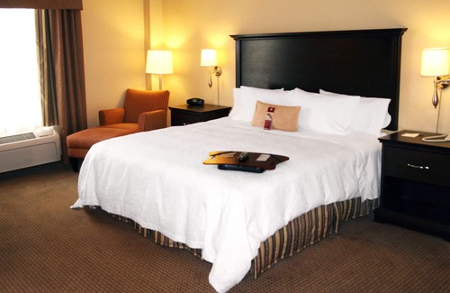 Laval Hotel | Hampton Inn & Suites by Hilton Laval