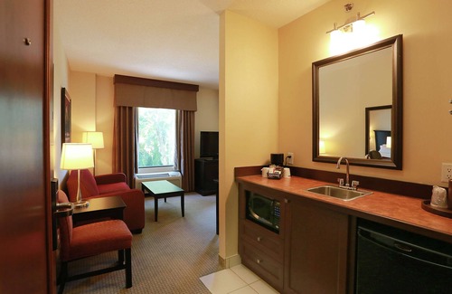 Laval Hotel | Hampton Inn & Suites by Hilton Laval