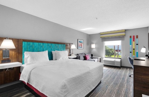 Ferry Pass Hotel | Hampton Inn & Suites Pensacola I-10 N at Univ. Town Plaza