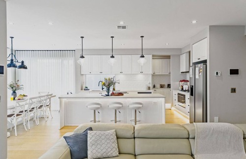 Torquay Apartment | Hamptons in Torquay - 5 bath, Pool, Spa & Theatre!