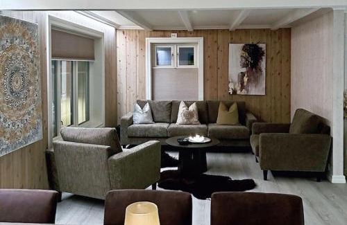 Valsoyfjord House | Handelsmannens hus ved Otnesbrygga, Valsøyfjord