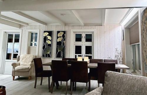 Valsoyfjord House | Handelsmannens hus ved Otnesbrygga, Valsøyfjord