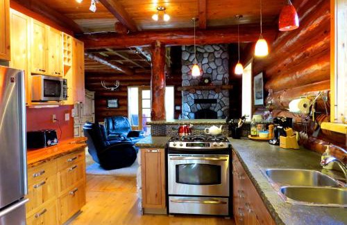 Otter Point House | Handsome Dan's at Otter Point