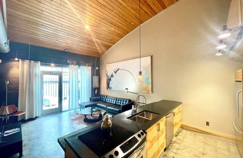 Rosewood Apartment | Hangar Lofts +003 ~ Couples Getaway!