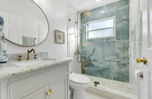 Loughman House | Happy Rest Place Home Lake View with Pool and HotTub