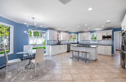 Fort Lee House | Happy Stay - Charming 4-bedroom house with WiFi, AC in lovely Fort Lee