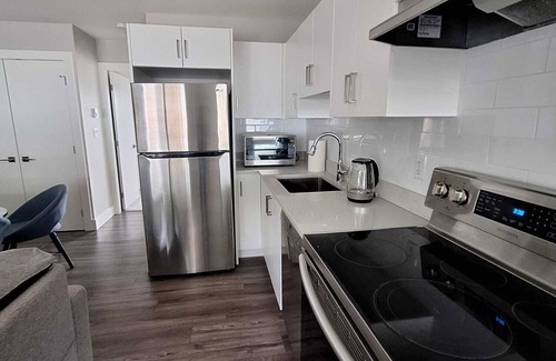 Langford House | Happy Zone Suite - Sleeps 4. Complimentary Refreshments !