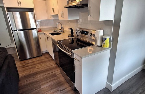 Langford House | Happy Zone Suite - Sleeps 4. Complimentary Refreshments !