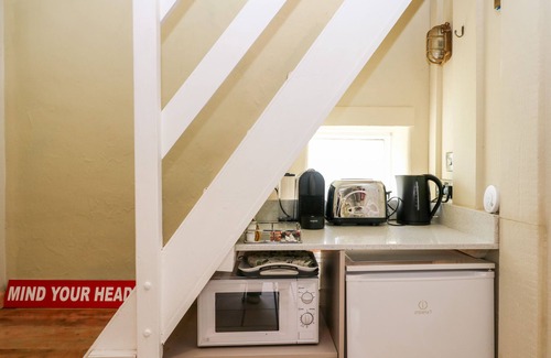 Waterlooville House | HAPTON FOLLY, romantic, character holiday cottage in Hambledon