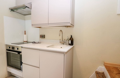 Waterlooville House | HAPTON FOLLY, romantic, character holiday cottage in Hambledon