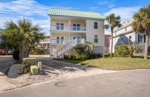 Oceanmarsh Subdivision House | Harbor Island 12 Shipwatch Dr