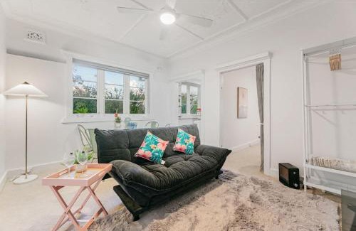 Kirribilli Apartment | Harbour & Heritage Elegant Escape in Kirribilli