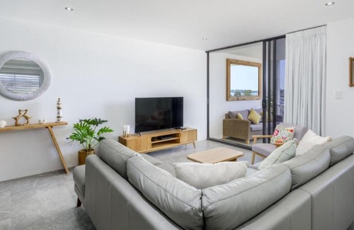 Sandstone Point House | Harbourside Retreat