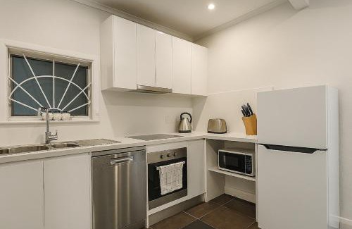 Kirribilli Apartment | Harbourside stay in Kirribilli, with Opera House glimpses