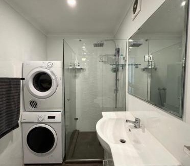 Kirribilli Apartment | Harbourside stay in Kirribilli, with Opera House glimpses