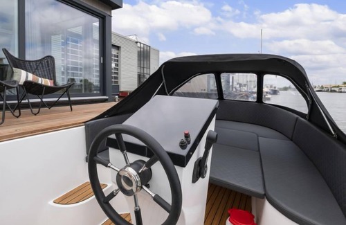 Woudsend House | Harboursuite 2 incl. motorboot by Interhome