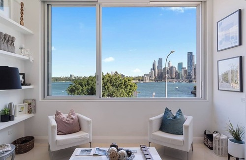Kirribilli Apartment | 'Harbourview' - The Best Views of the Harbour Bridge & Circular Quay!