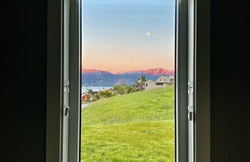 Oystese House | Hardangerfjord hideaway - luxury heritage home near Norheimsund, Kvam