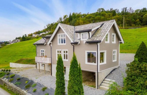 Oystese House | Hardangerfjord View - luxury fjord-side holiday home