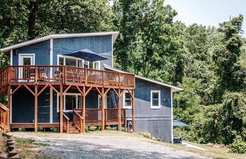 Front Royal House | Harmony Ridge Hideaway: mountain retreat w/hot tub