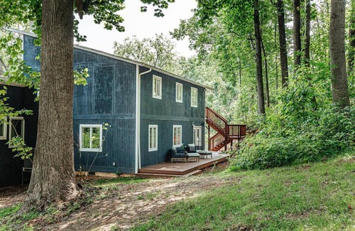 Front Royal House | Harmony Ridge Hideaway: mountain retreat w/hot tub