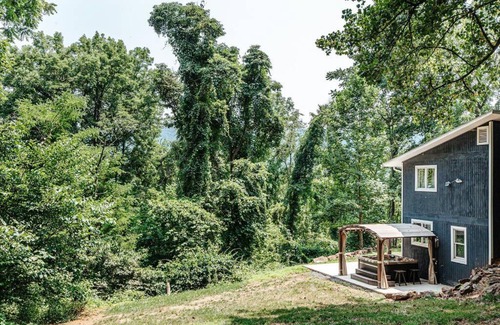 Front Royal House | Harmony Ridge Hideaway: mountain retreat w/hot tub