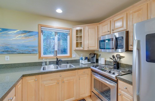 Burley House | Harstine Island Retreat w/ Community Pool!