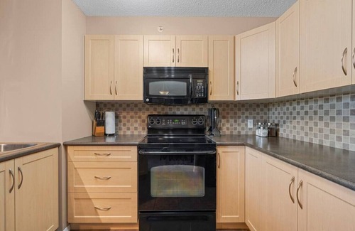 East Kootenay Condo | Hart of it All | Top Floor | Pool | Hot Tub | Gym