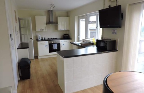 Stoke-on-Trent House | Hartshill – Private Double Bedroom with shared facilities