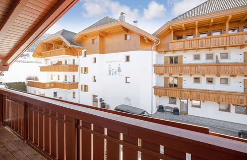 Valdaora di Sopra Apartment | Haus Aue - Apartment 1 with Balcony, Mountain View & Wi-Fi