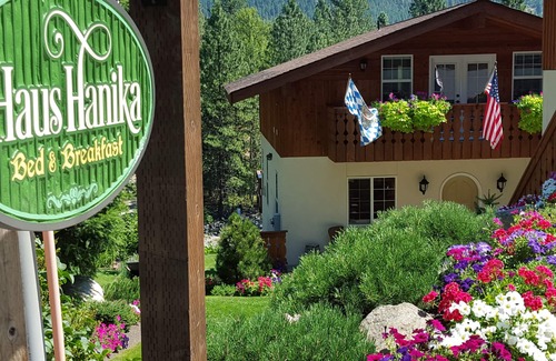 Leavenworth Ski Chalet | Haus Hanika B&B The Black Bear Suite on the River