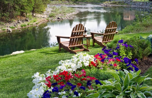 Leavenworth Ski Chalet | Haus Hanika B&B The Black Bear Suite on the River