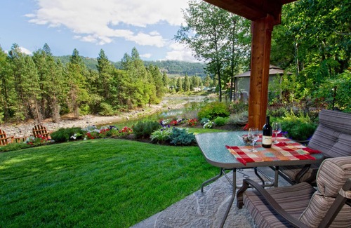 Leavenworth Ski Chalet | Haus Hanika B&B The Black Bear Suite on the River