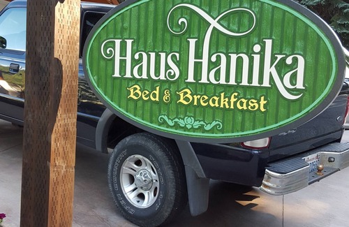 Leavenworth Ski Chalet | Haus Hanika B&B The Black Bear Suite on the River