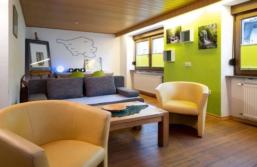 Wiebelskirchen Apartment | Haus Paula - vacation home, shower and bath, WC, 3 bedrooms