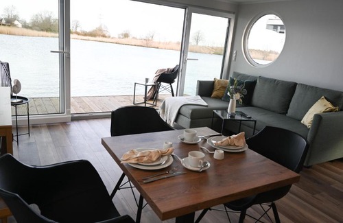 Wangerland Boat Rental | Hausboot Kajüte am Nixensteg Am Wangermeer mit Hund