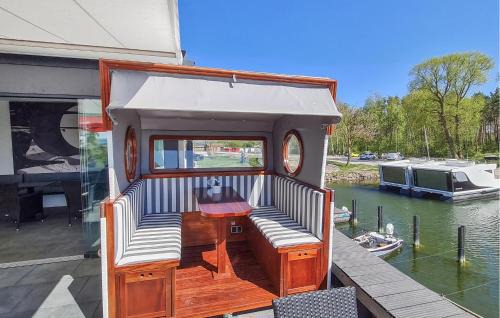 Sagard Boat Rental | Hausboot Tiny
