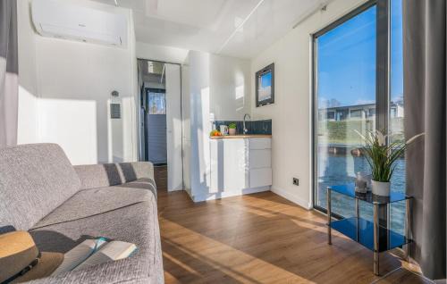 Sagard Boat Rental | Hausboot Tiny