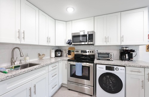McGregor Apartment | Havana Nights Honeymoon: King Bed, Sofabed, Patio & Wi-Fi – Book Your Escape!