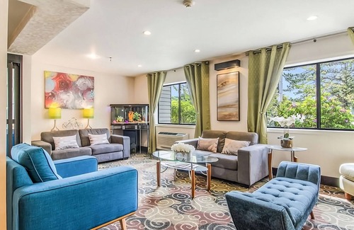 Poulsbo Resort | Have a Comfortable Stay in GuestHouse Poulsbo! Comes w/Free Parking & Breakfast