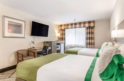 Poulsbo Resort | Have a Comfortable Stay in GuestHouse Poulsbo! Comes w/Free Parking & Breakfast