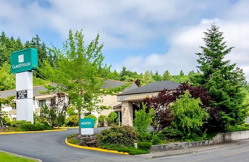 Poulsbo Resort | Have a Comfortable Stay in GuestHouse Poulsbo! Comes w/Free Parking & Breakfast
