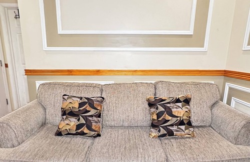 North Philadelphia West Apartment | Haven of Rest: 3BR 2BA Central AC & Patio 10 mins Ctr. City 15 mins Nvy Yrd