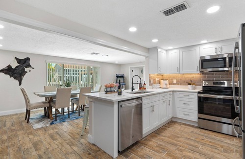 Sea Ranch On The Gulf House | Haven Waterfront Walk to Beach, Pool, Kayak, Games